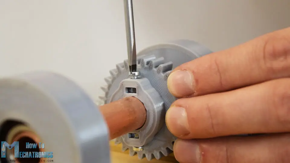 3D printed gear with integrated slots for shaft fastening