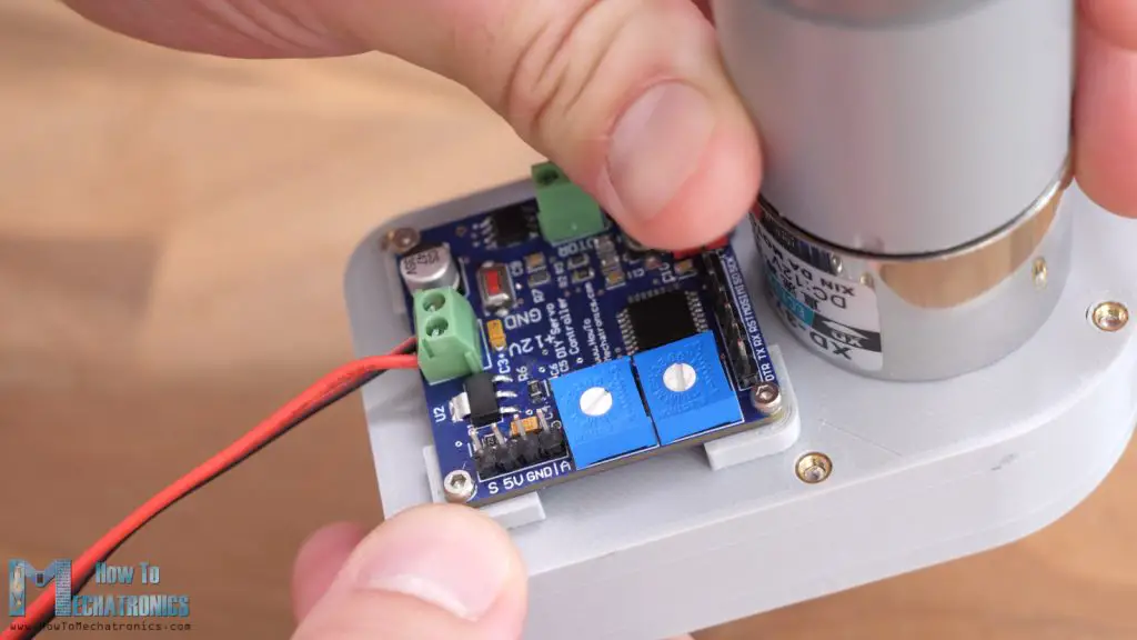 Analog and digital input pins for the servo motor