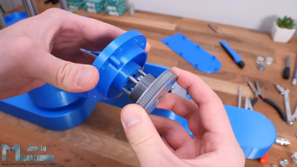 Loose connection between the two parts of the joint makes causes backlash to the robot join