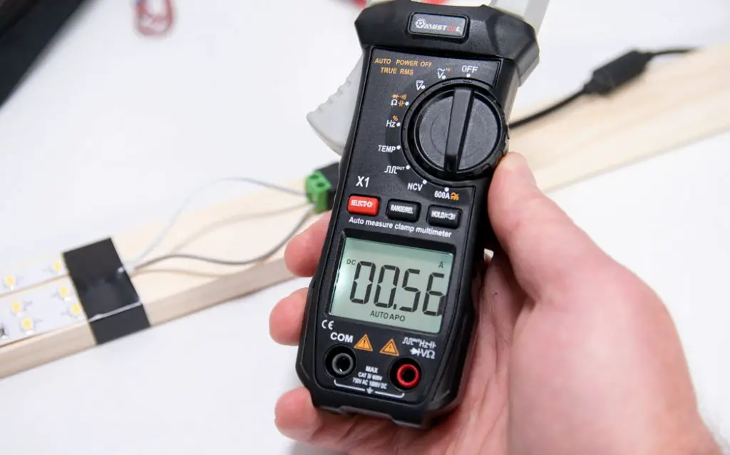 Measuring current with a clamp meter