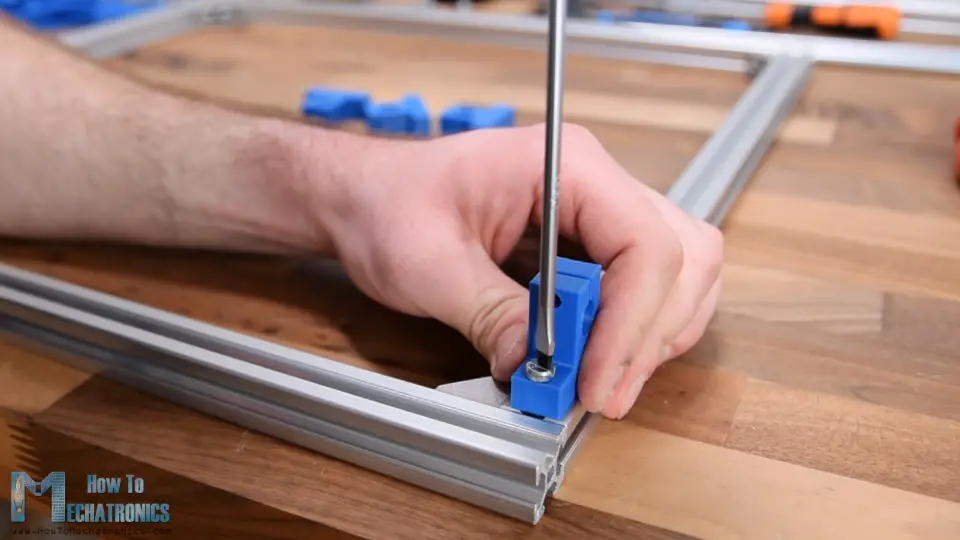 Securing the shaft clamp on the 20x20 T-slot aluminum profile