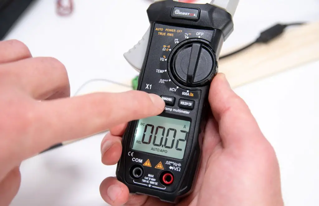 Set the clamp meter current value to zero